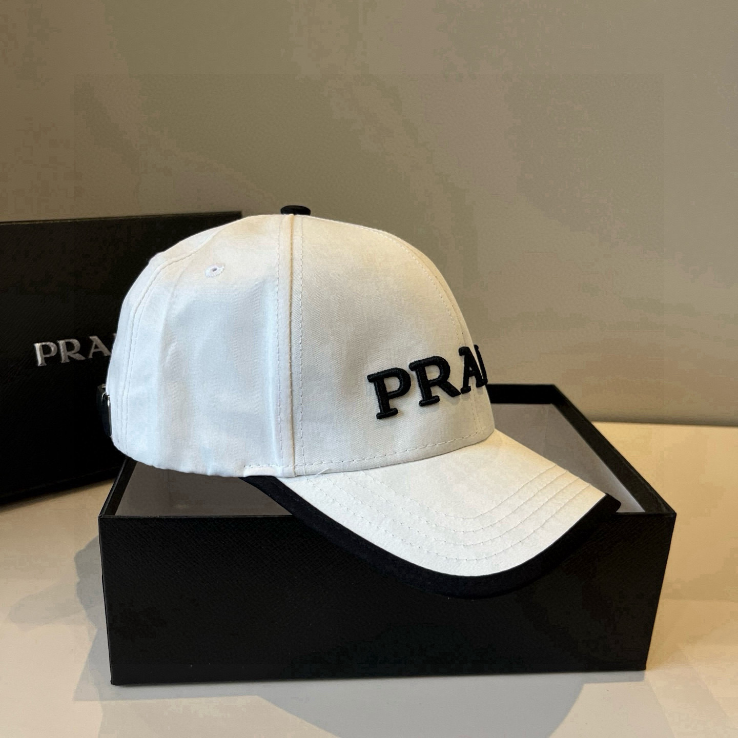 
普拉达 PRADA 新品经典棒球帽 代购版本！时尚潮流，高端做工！非一般的品质，细节看实拍哦
