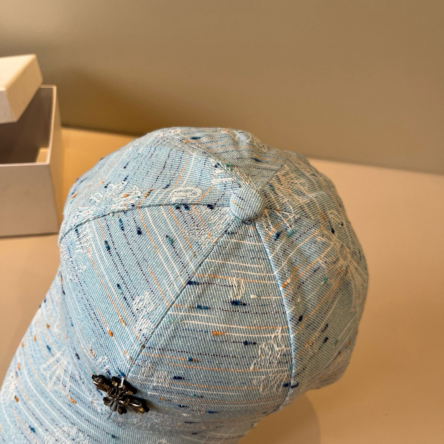  克罗心最新时尚前卫的休闲设计风格，戴上头就是这样好看看哦，做工精细，男女同款！