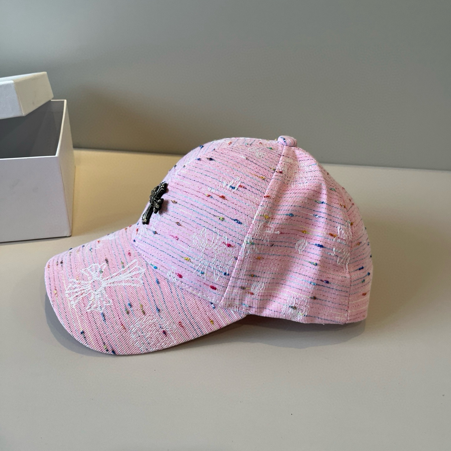  克罗心最新时尚前卫的休闲设计风格，戴上头就是这样好看看哦，做工精细，男女同款！