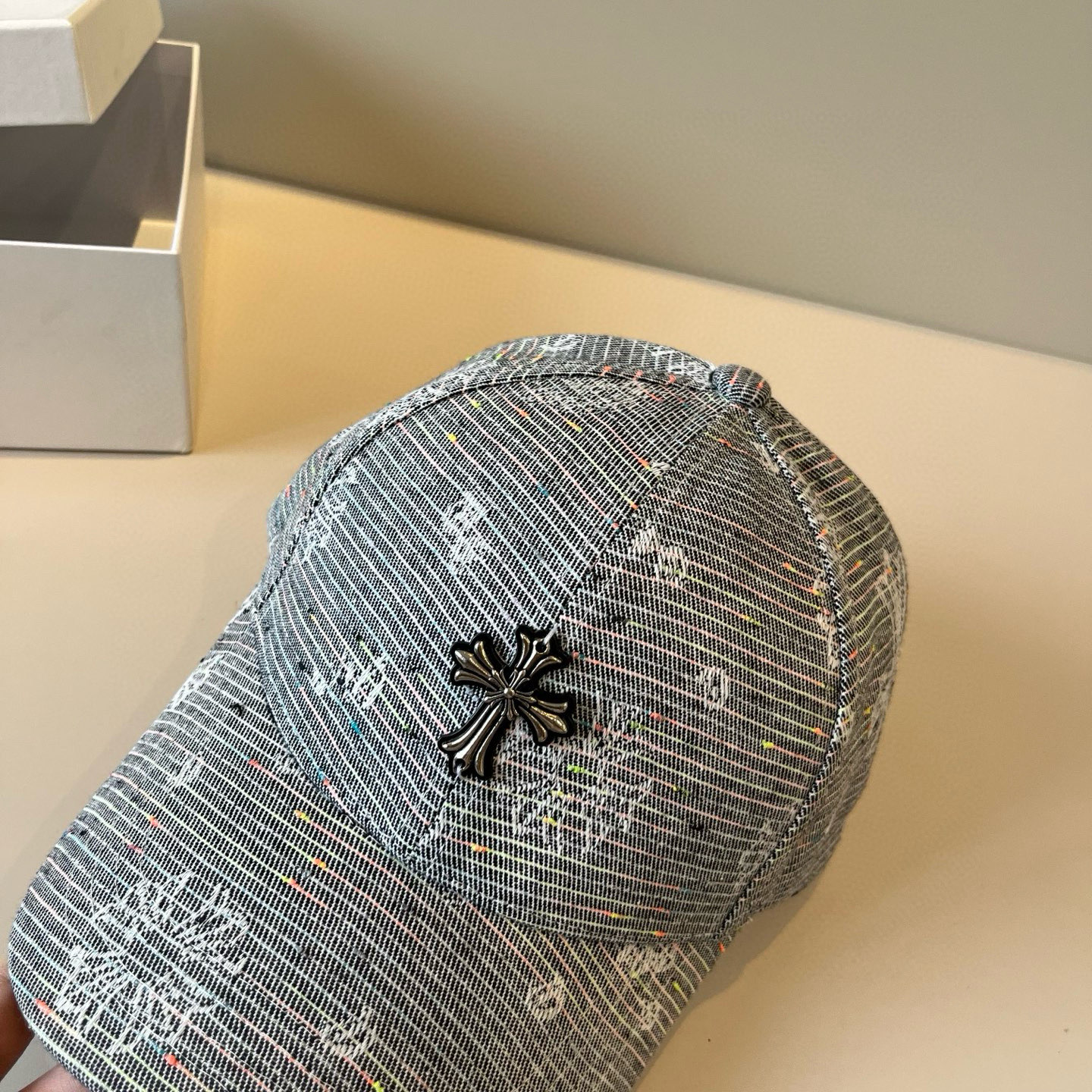  克罗心最新时尚前卫的休闲设计风格，戴上头就是这样好看看哦，做工精细，男女同款！