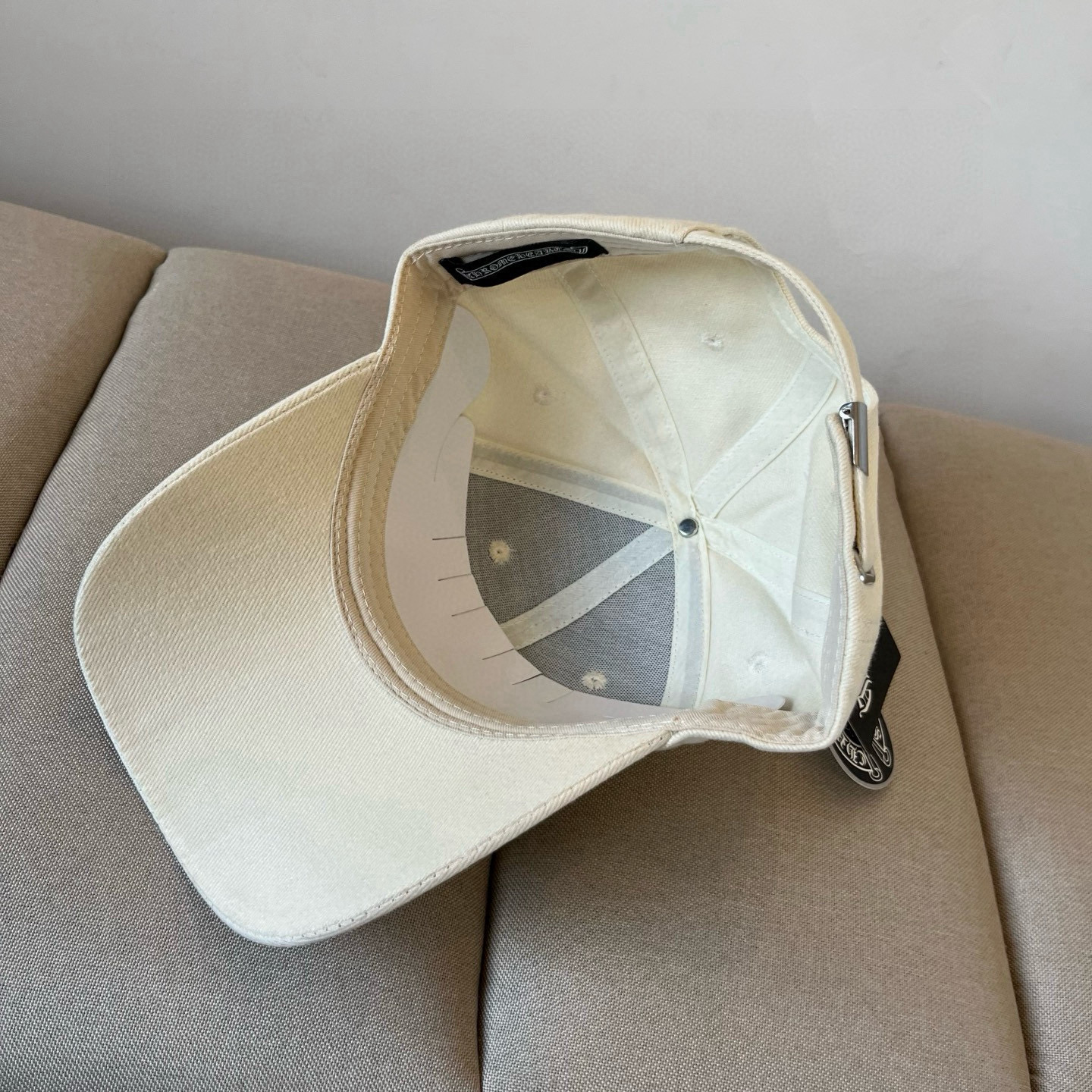  克罗心最新时尚前卫的休闲设计风格，戴上头就是这样好看看哦，做工精细，男女同款！