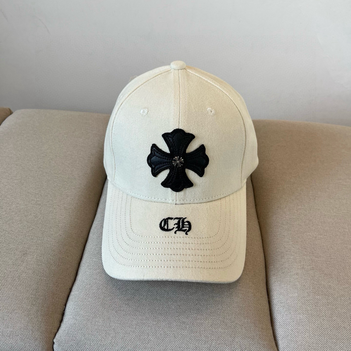  克罗心最新时尚前卫的休闲设计风格，戴上头就是这样好看看哦，做工精细，男女同款！