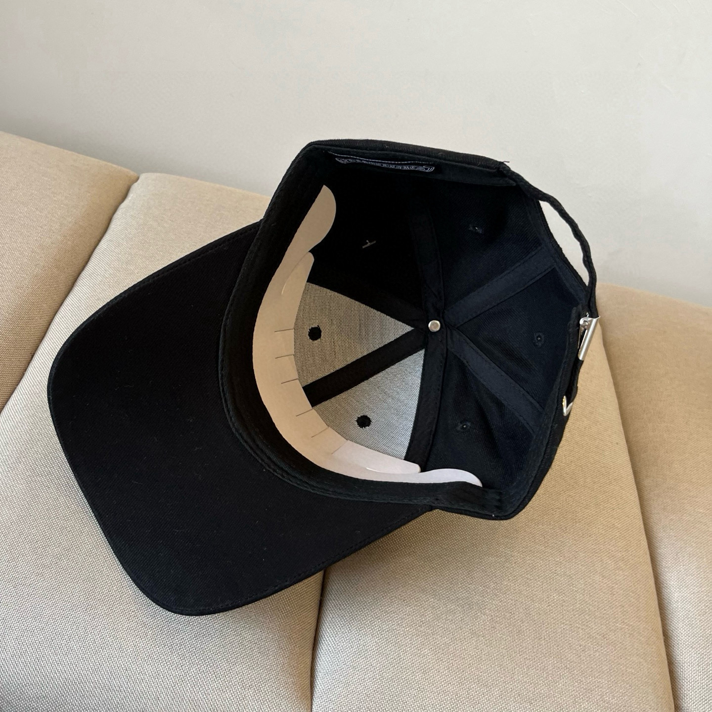  克罗心最新时尚前卫的休闲设计风格，戴上头就是这样好看看哦，做工精细，男女同款！