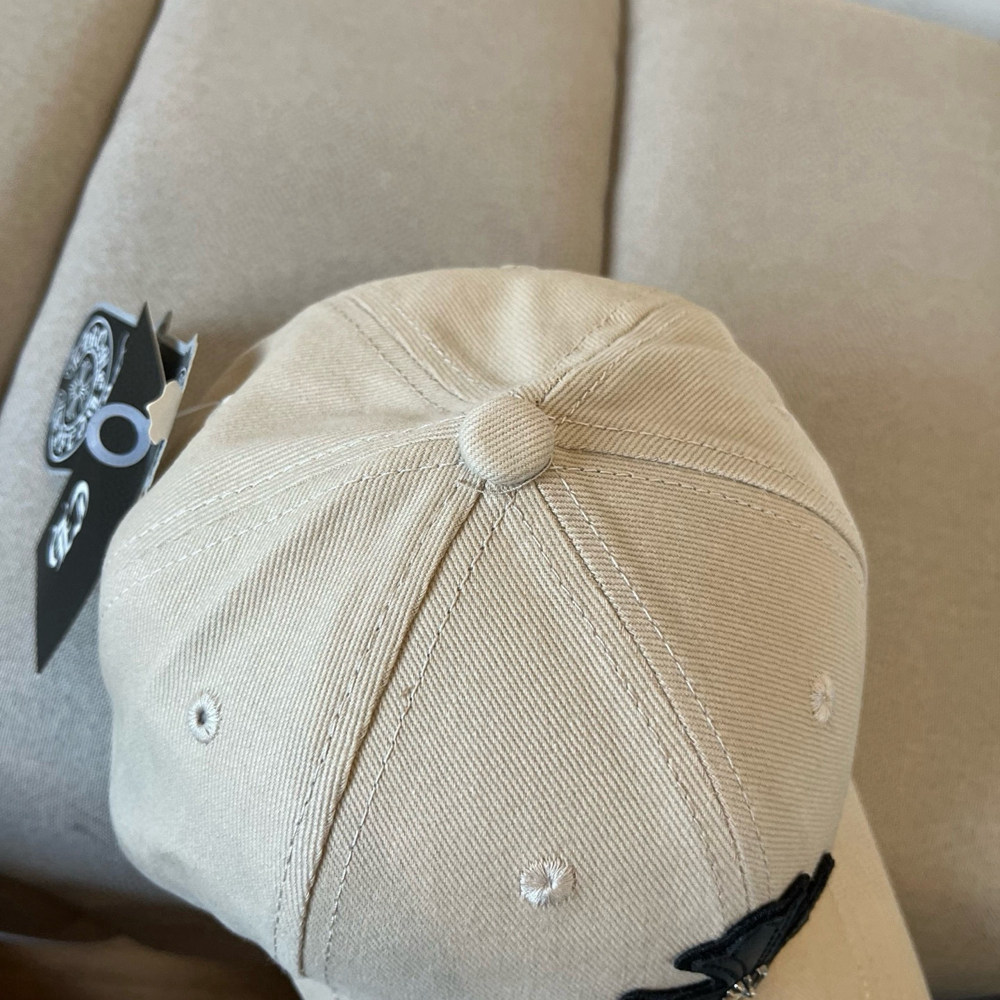  克罗心最新时尚前卫的休闲设计风格，戴上头就是这样好看看哦，做工精细，男女同款！