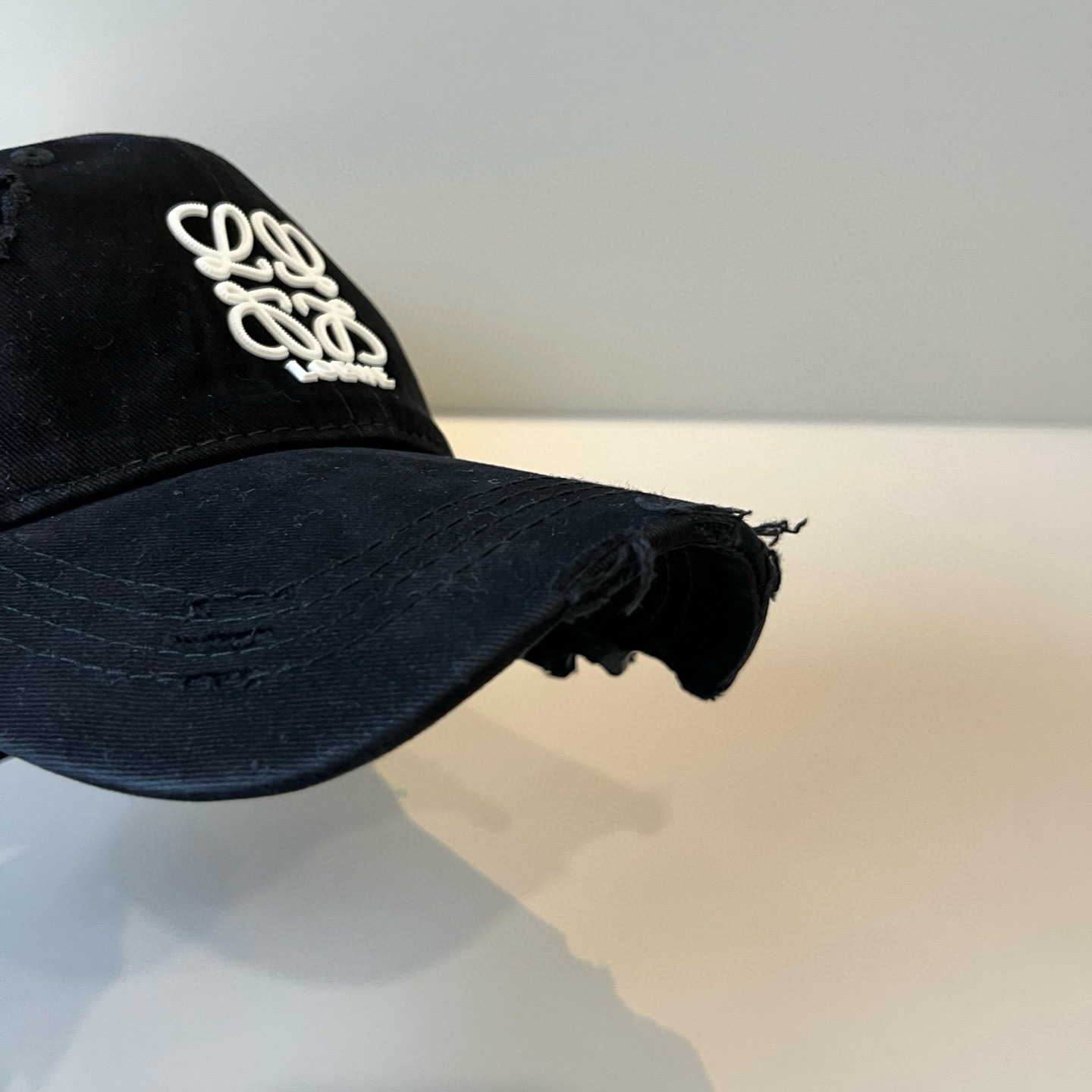 
罗意威 LOEWE新款原版原标设计，质感超好，外部线条定位标准，做工精细，简约大气低价走量！