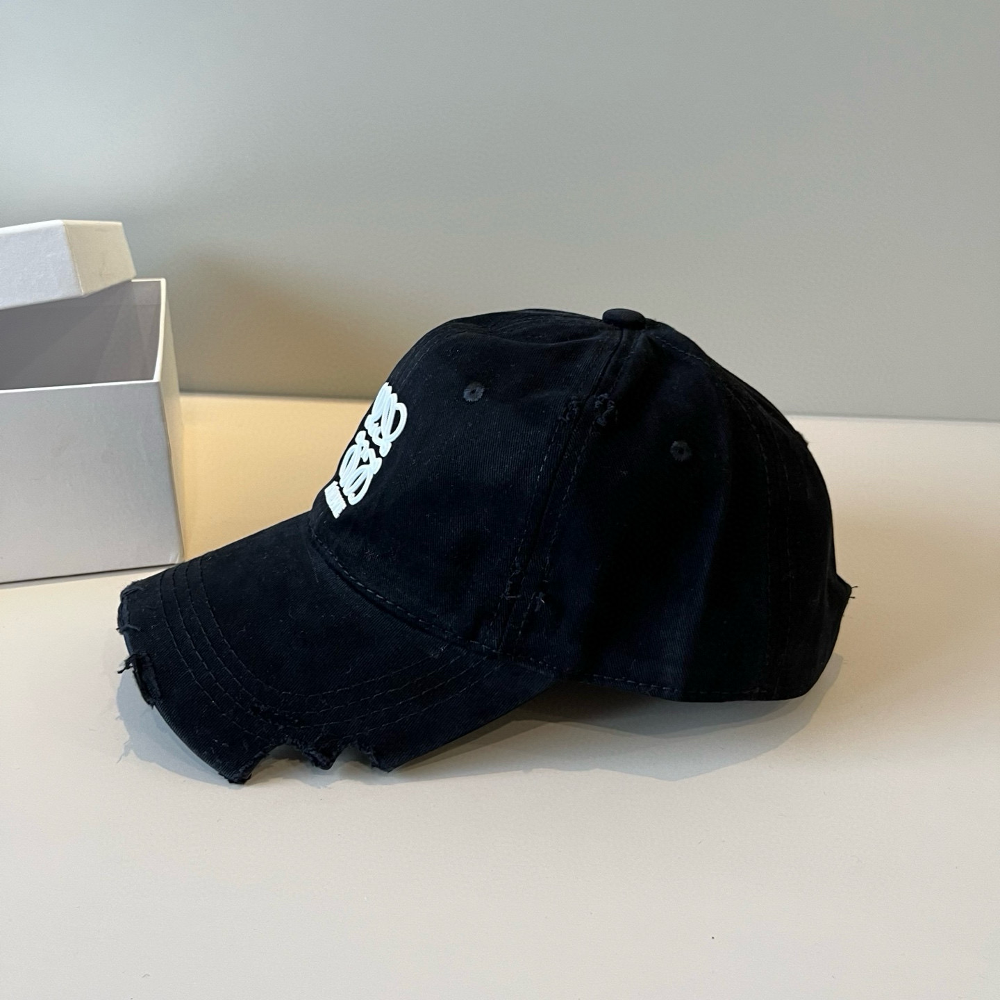 
罗意威 LOEWE新款原版原标设计，质感超好，外部线条定位标准，做工精细，简约大气低价走量！