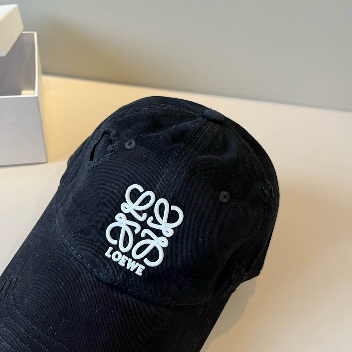 
罗意威 LOEWE新款原版原标设计，质感超好，外部线条定位标准，做工精细，简约大气低价走量！