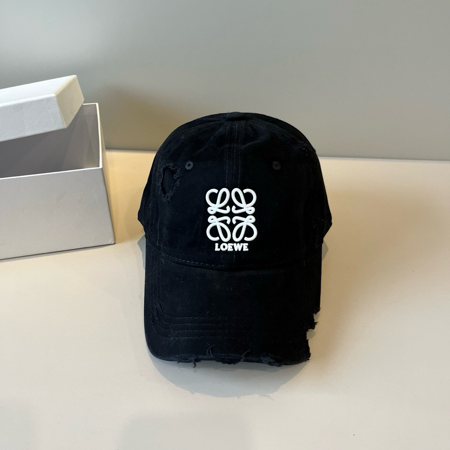 
罗意威 LOEWE新款原版原标设计，质感超好，外部线条定位标准，做工精细，简约大气低价走量！