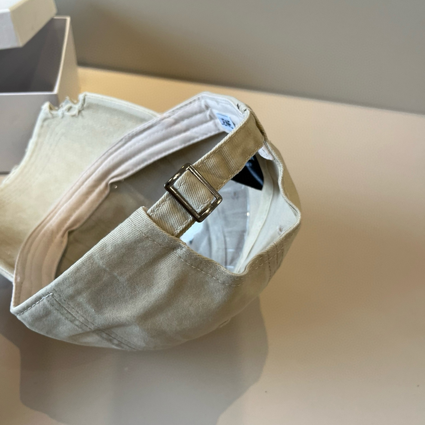 
罗意威 LOEWE新款原版原标设计，质感超好，外部线条定位标准，做工精细，简约大气低价走量！