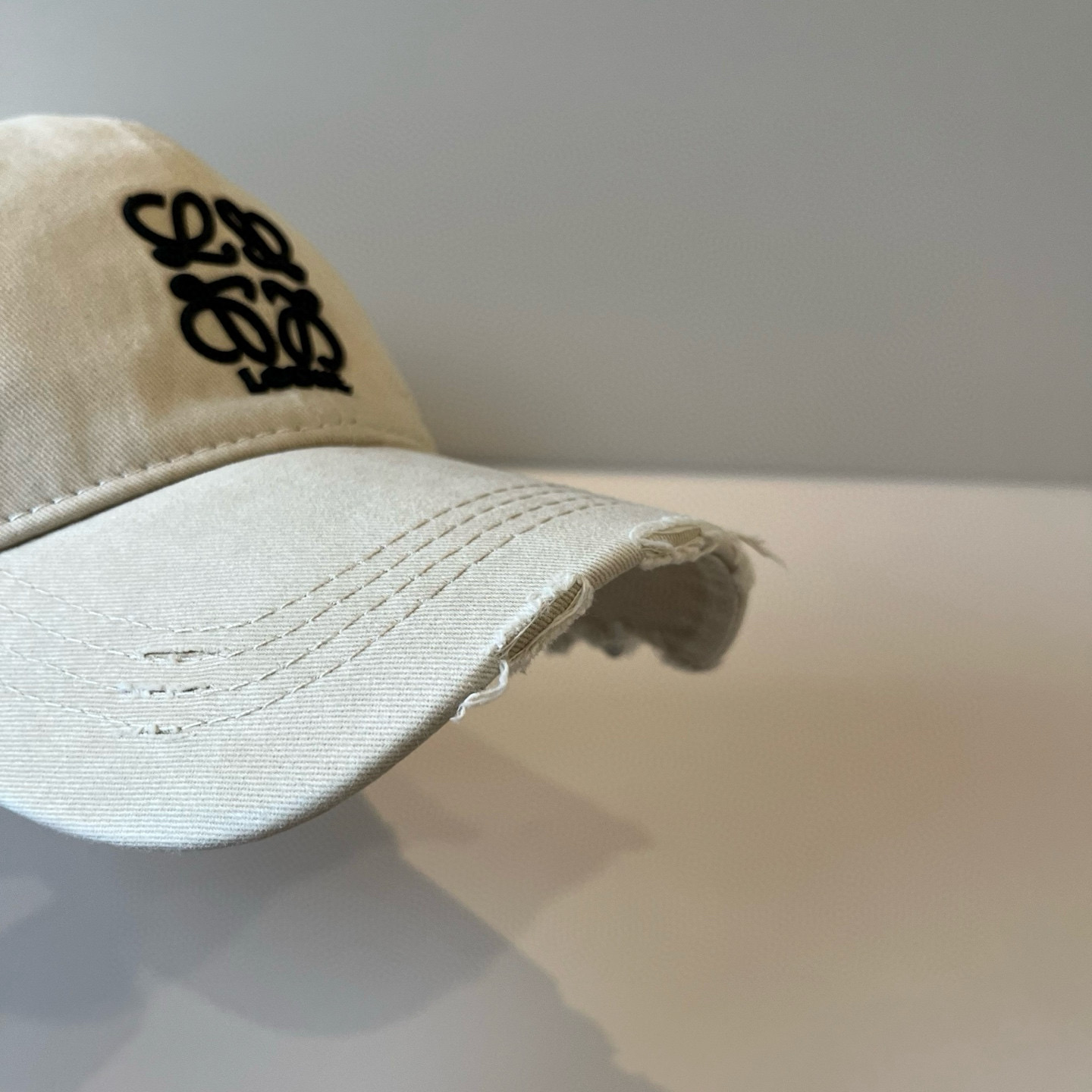 
罗意威 LOEWE新款原版原标设计，质感超好，外部线条定位标准，做工精细，简约大气低价走量！