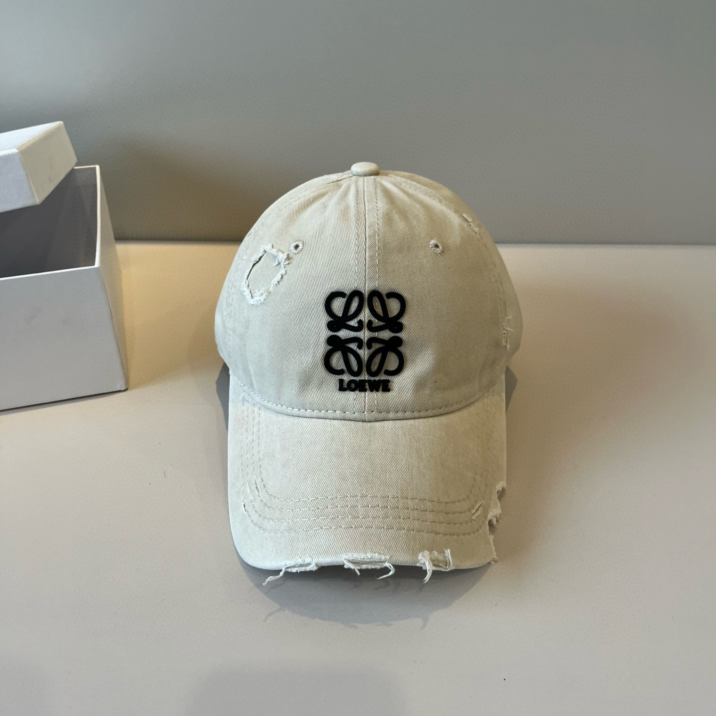 
罗意威 LOEWE新款原版原标设计，质感超好，外部线条定位标准，做工精细，简约大气低价走量！