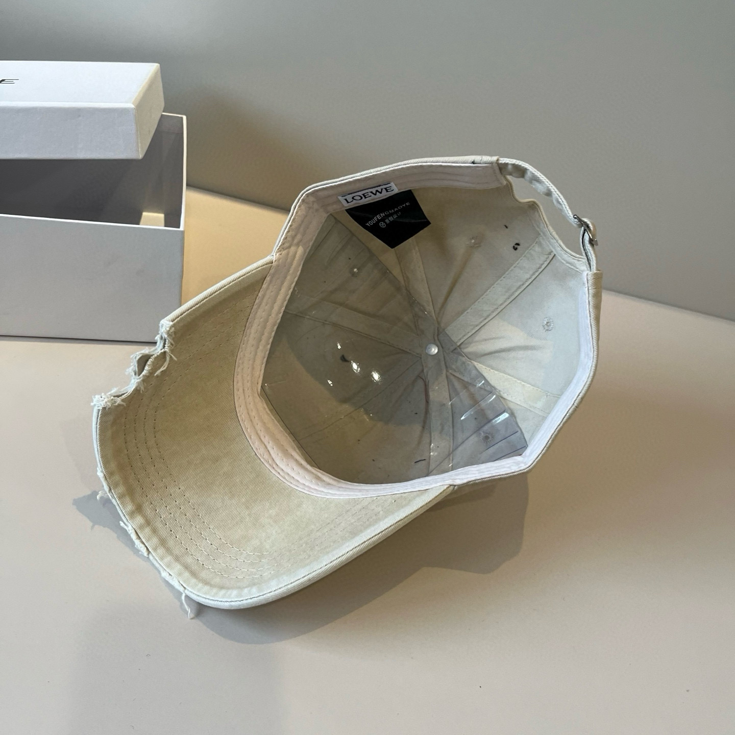 
罗意威 LOEWE新款原版原标设计，质感超好，外部线条定位标准，做工精细，简约大气低价走量！