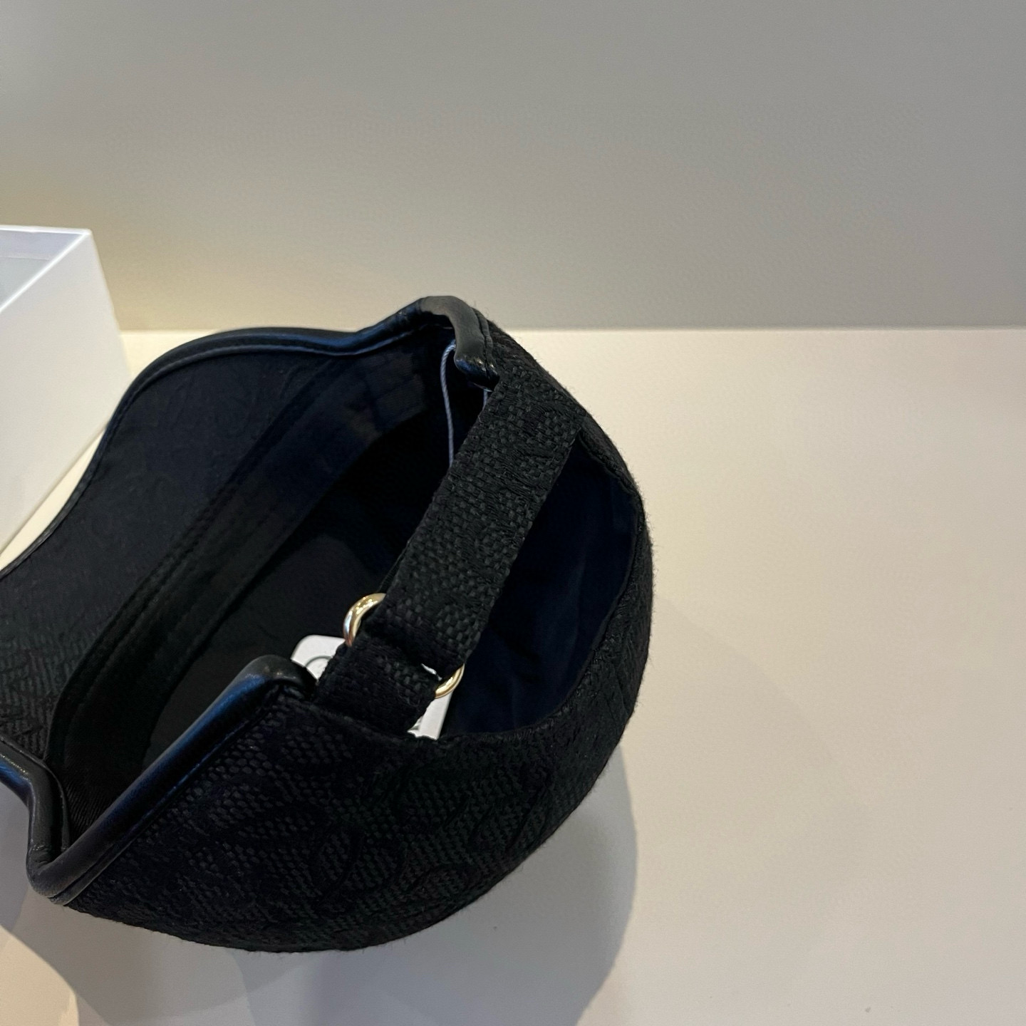 
罗意威 LOEWE新款原版原标设计，质感超好，外部线条定位标准，做工精细，简约大气低价走量！