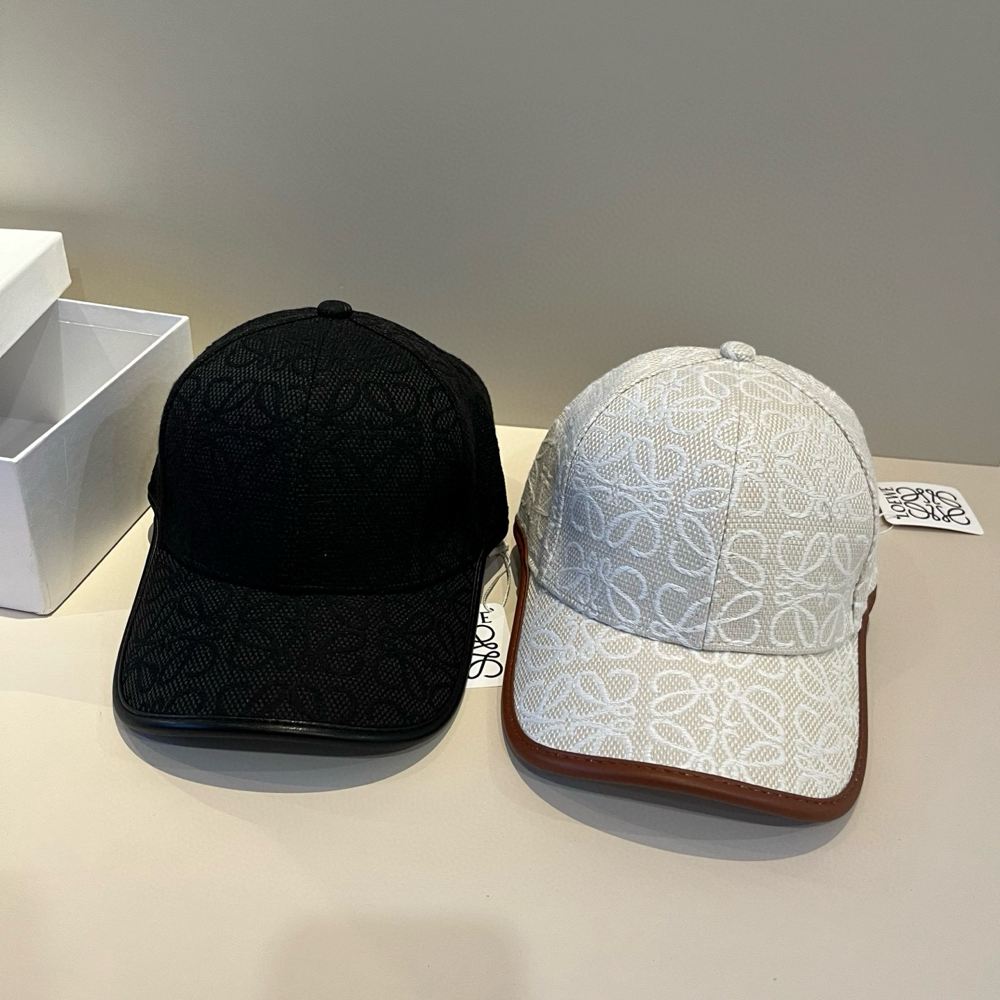 
罗意威 LOEWE新款原版原标设计，质感超好，外部线条定位标准，做工精细，简约大气低价走量！