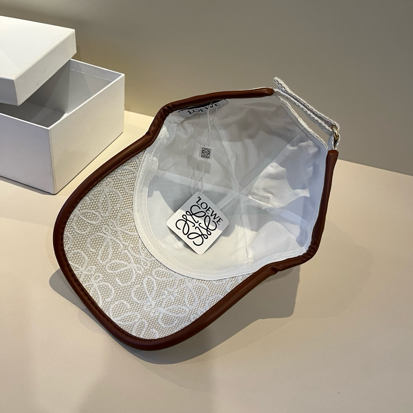 
罗意威 LOEWE新款原版原标设计，质感超好，外部线条定位标准，做工精细，简约大气低价走量！