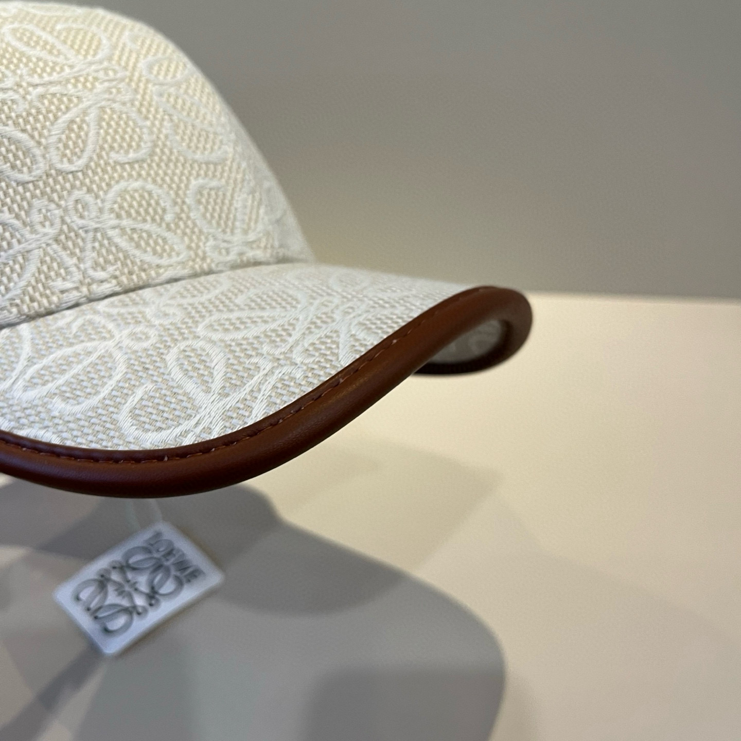 
罗意威 LOEWE新款原版原标设计，质感超好，外部线条定位标准，做工精细，简约大气低价走量！