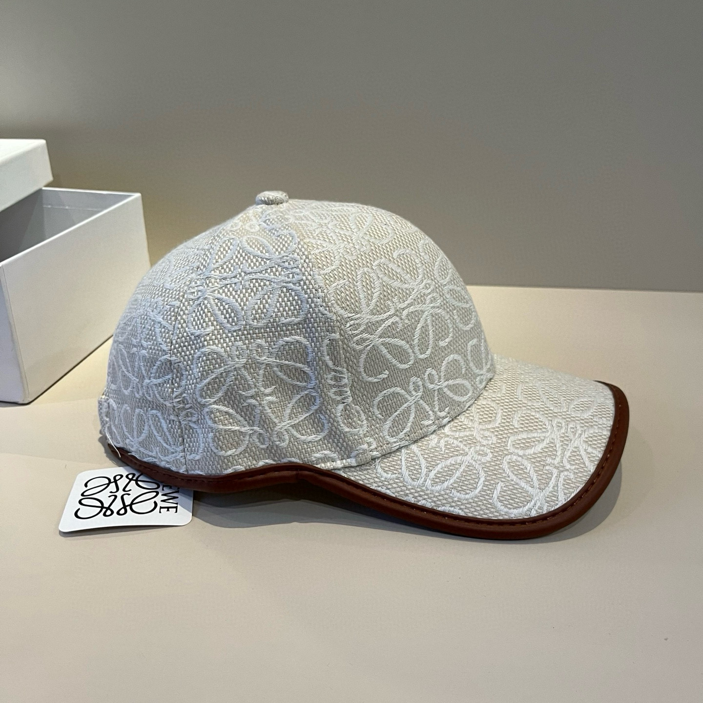 
罗意威 LOEWE新款原版原标设计，质感超好，外部线条定位标准，做工精细，简约大气低价走量！