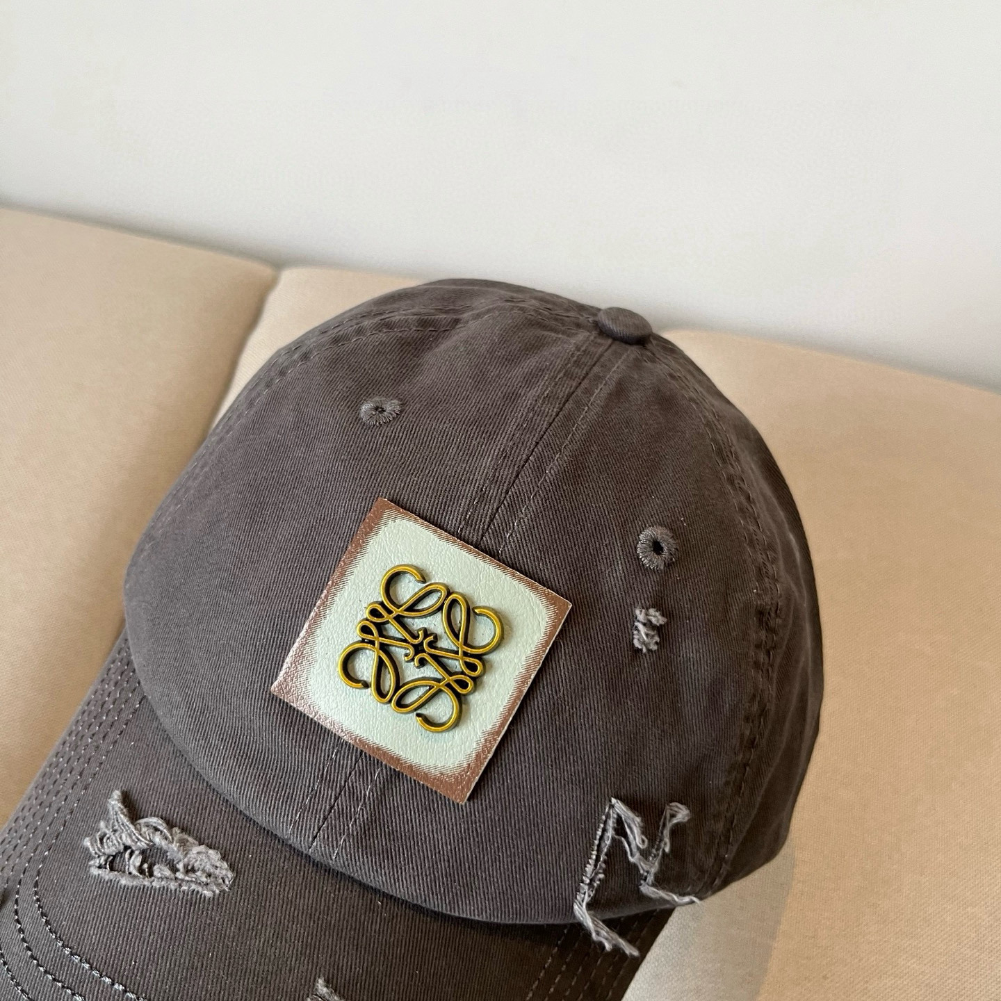 
罗意威 LOEWE新款原版原标设计，质感超好，外部线条定位标准，做工精细，简约大气低价走量！