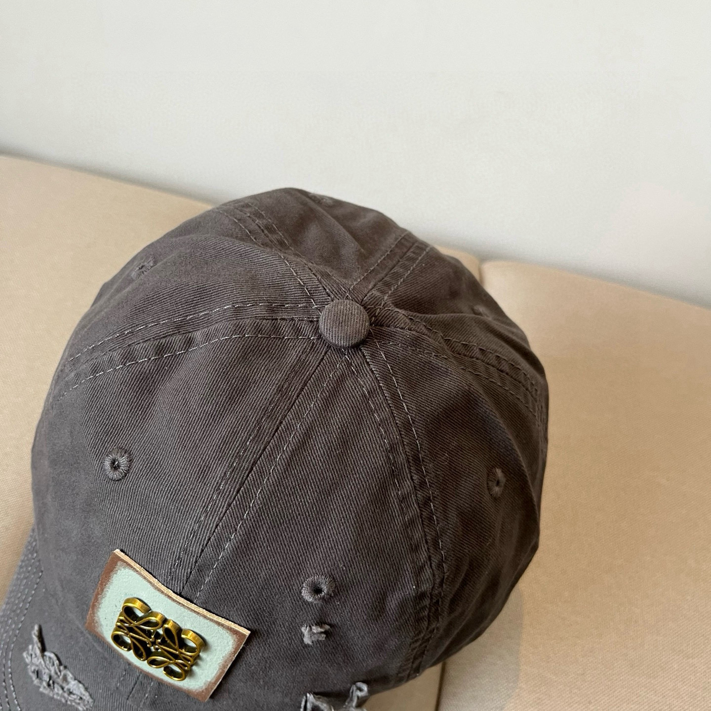 
罗意威 LOEWE新款原版原标设计，质感超好，外部线条定位标准，做工精细，简约大气低价走量！