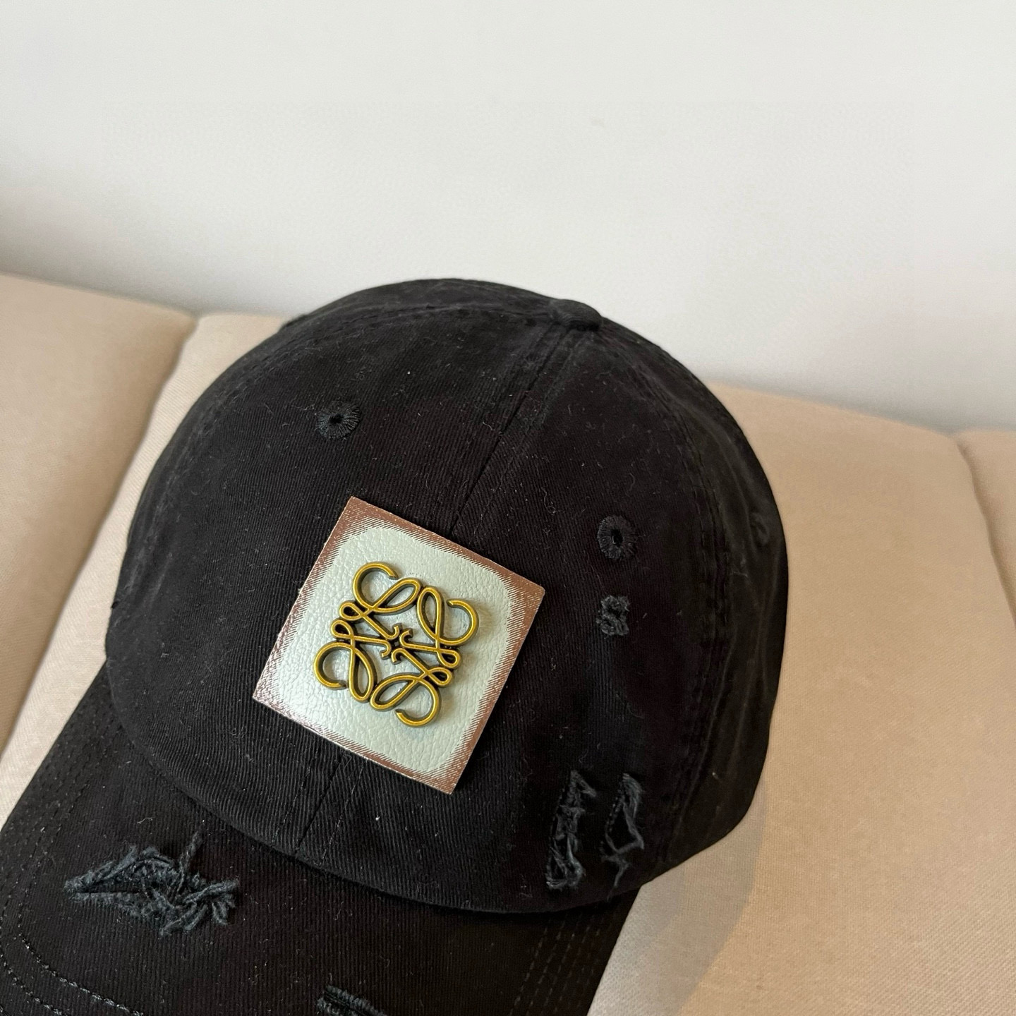 
罗意威 LOEWE新款原版原标设计，质感超好，外部线条定位标准，做工精细，简约大气低价走量！