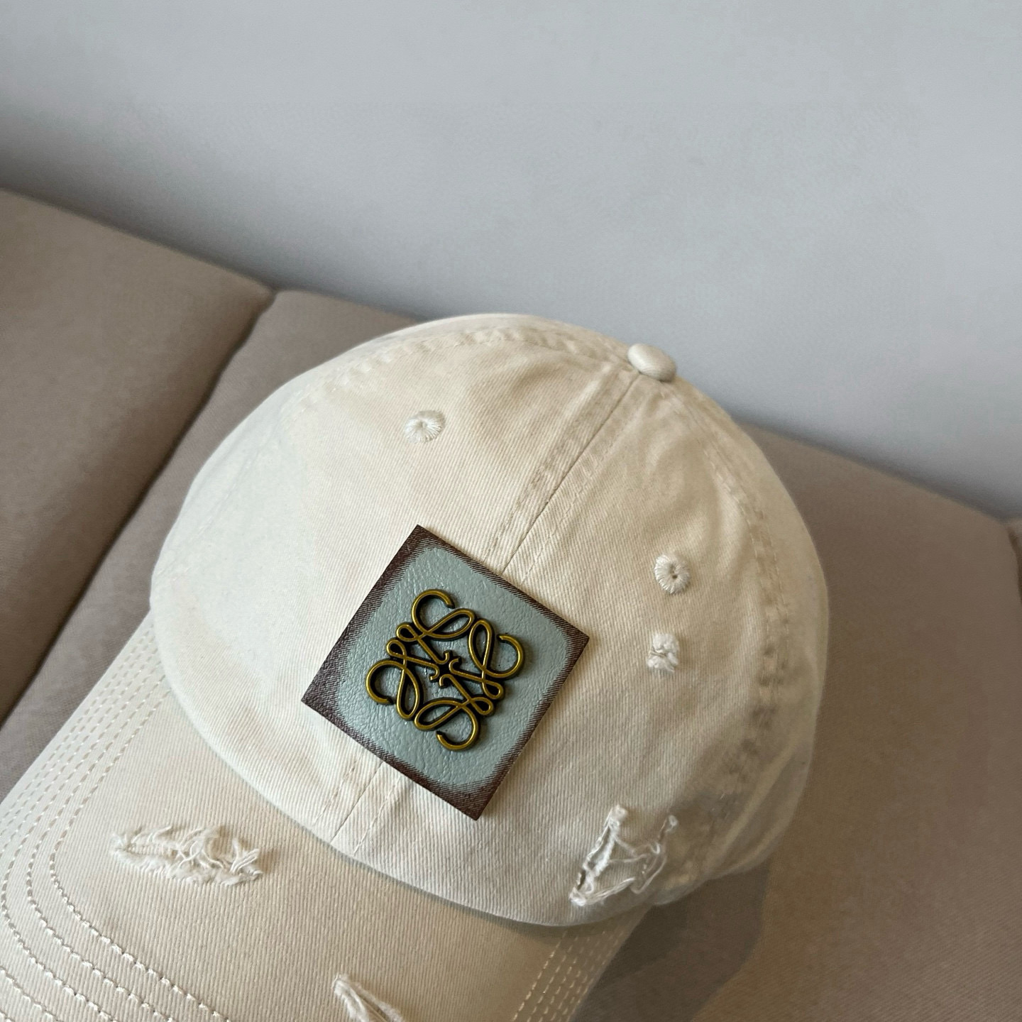 
罗意威 LOEWE新款原版原标设计，质感超好，外部线条定位标准，做工精细，简约大气低价走量！