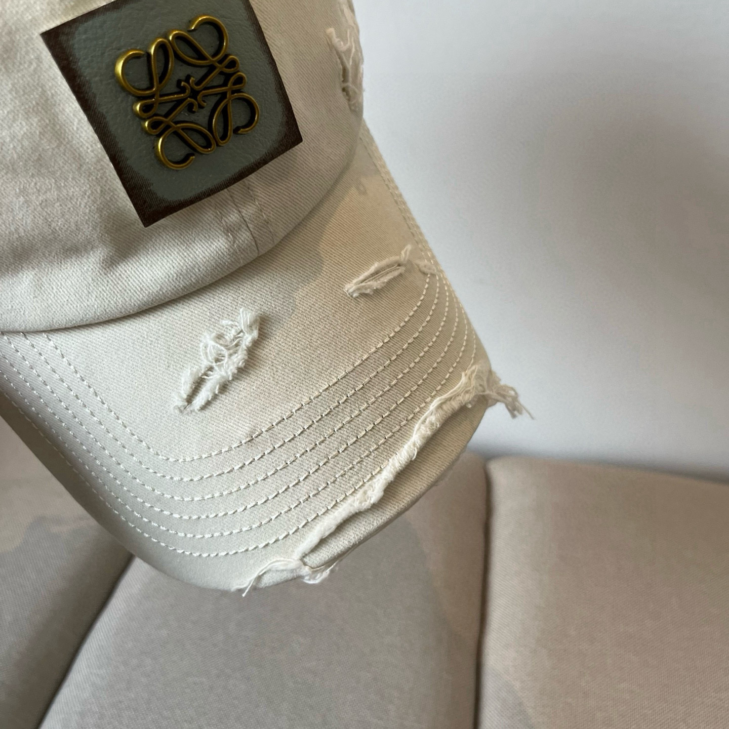 
罗意威 LOEWE新款原版原标设计，质感超好，外部线条定位标准，做工精细，简约大气低价走量！