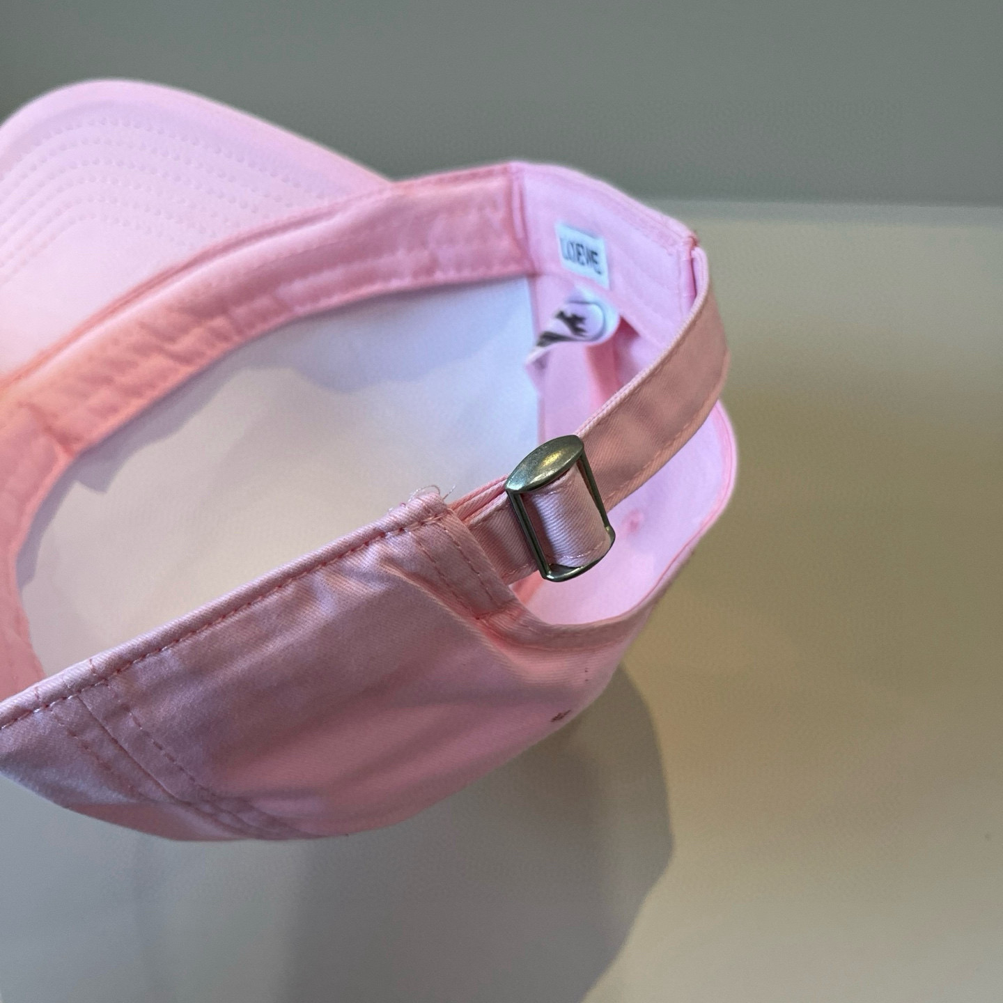 
罗意威 LOEWE新款原版原标设计，质感超好，外部线条定位标准，做工精细，简约大气低价走量！