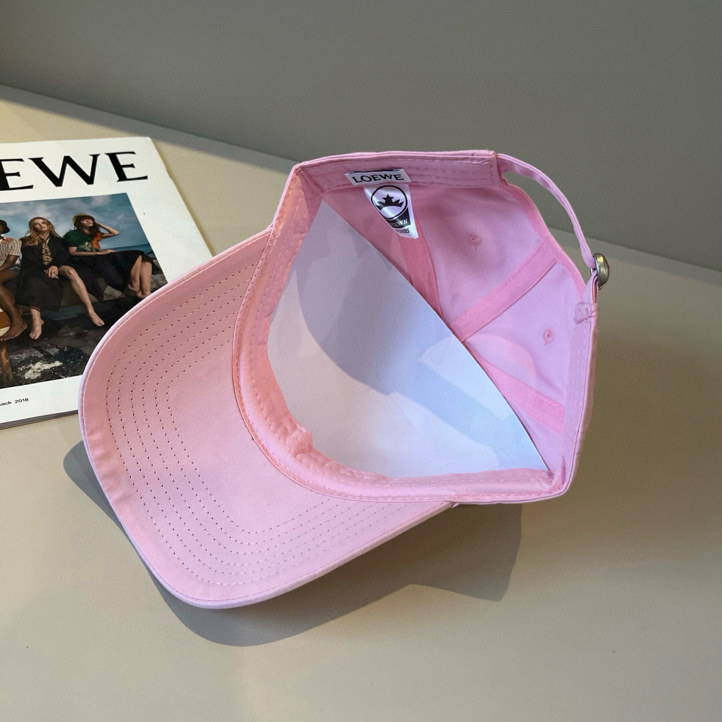 
罗意威 LOEWE新款原版原标设计，质感超好，外部线条定位标准，做工精细，简约大气低价走量！