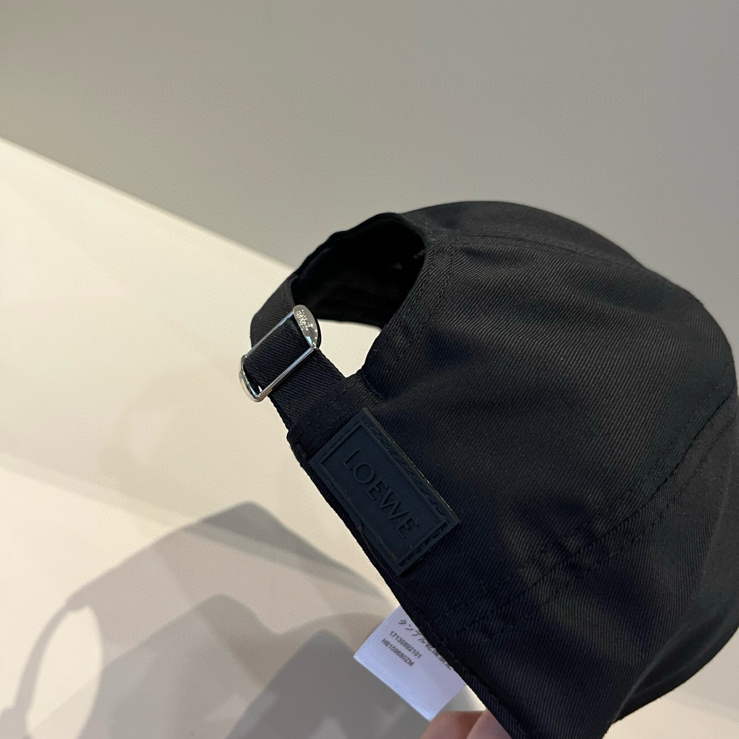 
罗意威 LOEWE新款原版原标设计，质感超好，外部线条定位标准，做工精细，简约大气低价走量！