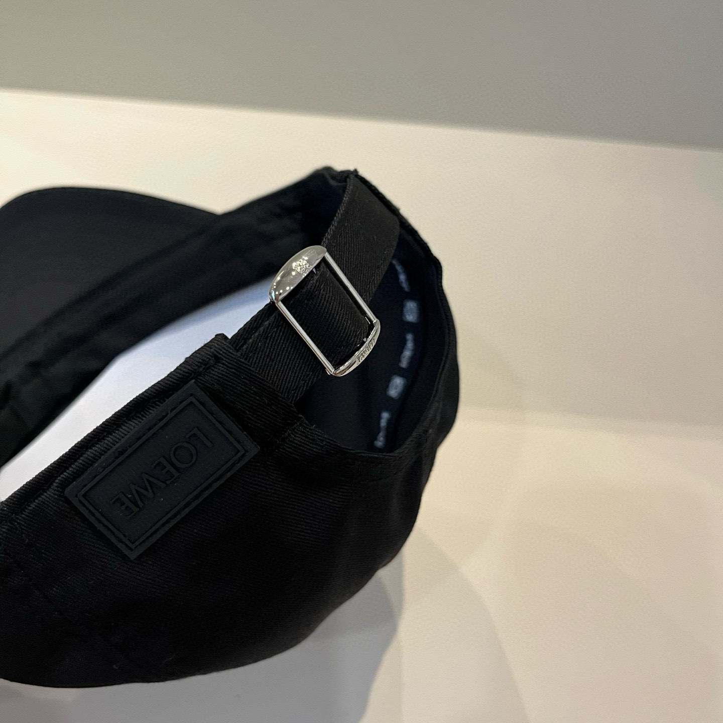 
罗意威 LOEWE新款原版原标设计，质感超好，外部线条定位标准，做工精细，简约大气低价走量！