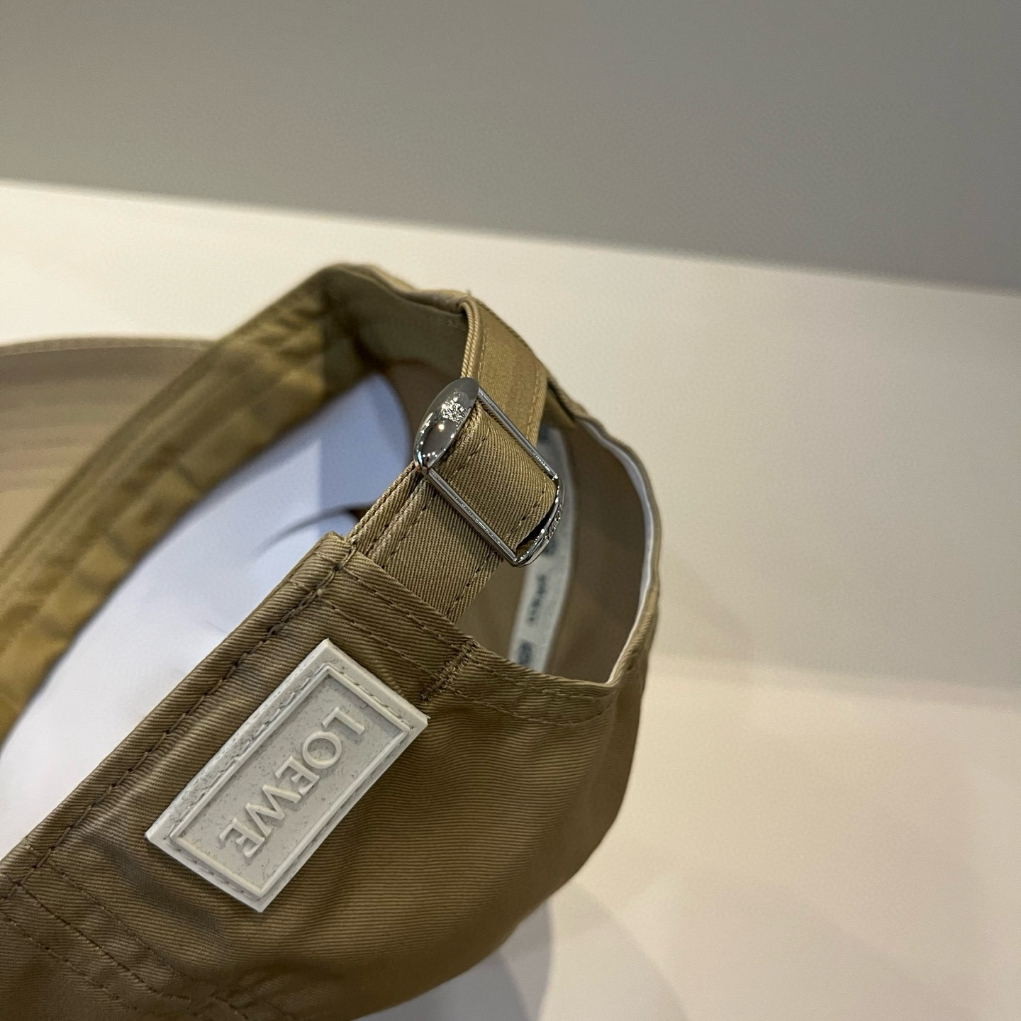 
罗意威 LOEWE新款原版原标设计，质感超好，外部线条定位标准，做工精细，简约大气低价走量！