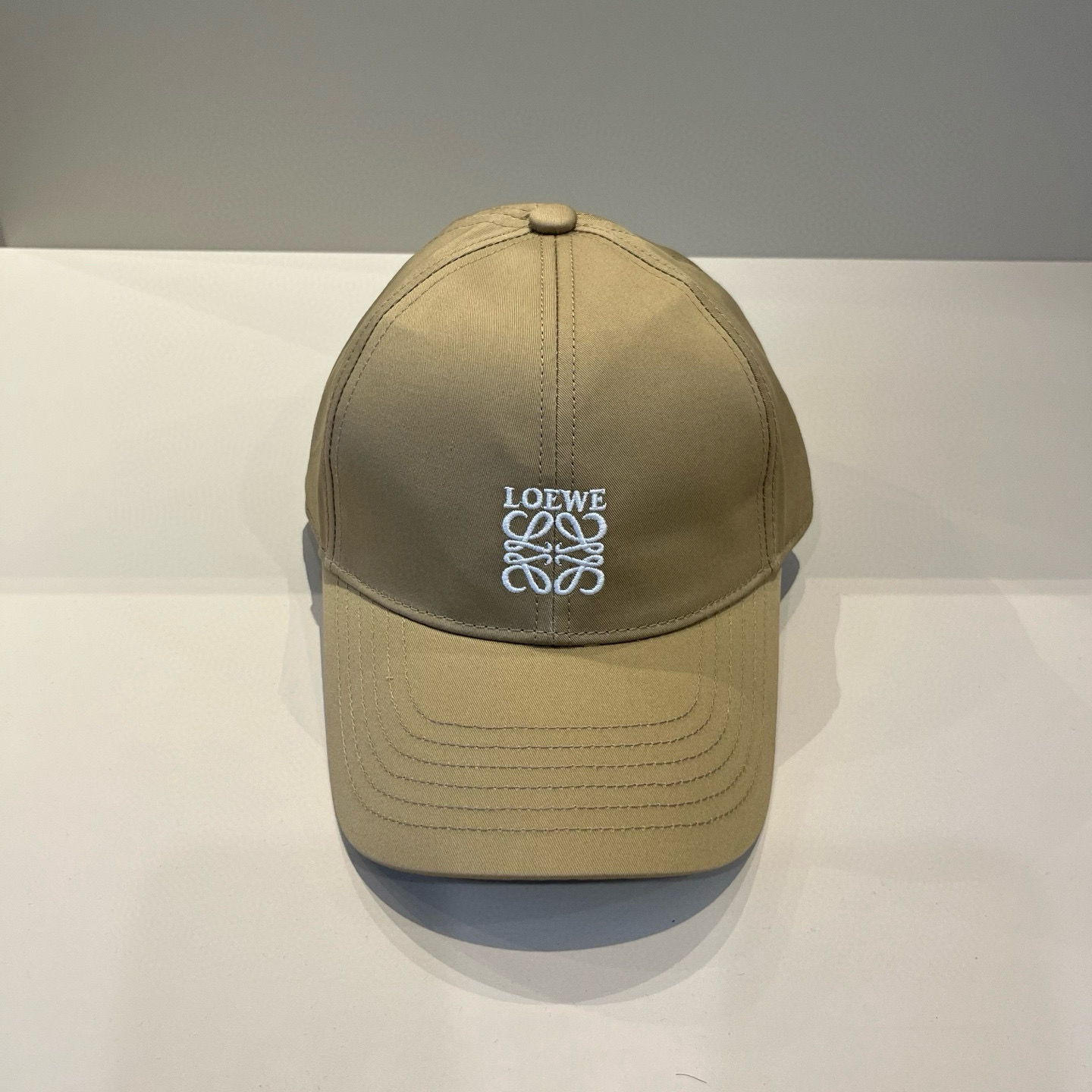 
罗意威 LOEWE新款原版原标设计，质感超好，外部线条定位标准，做工精细，简约大气低价走量！