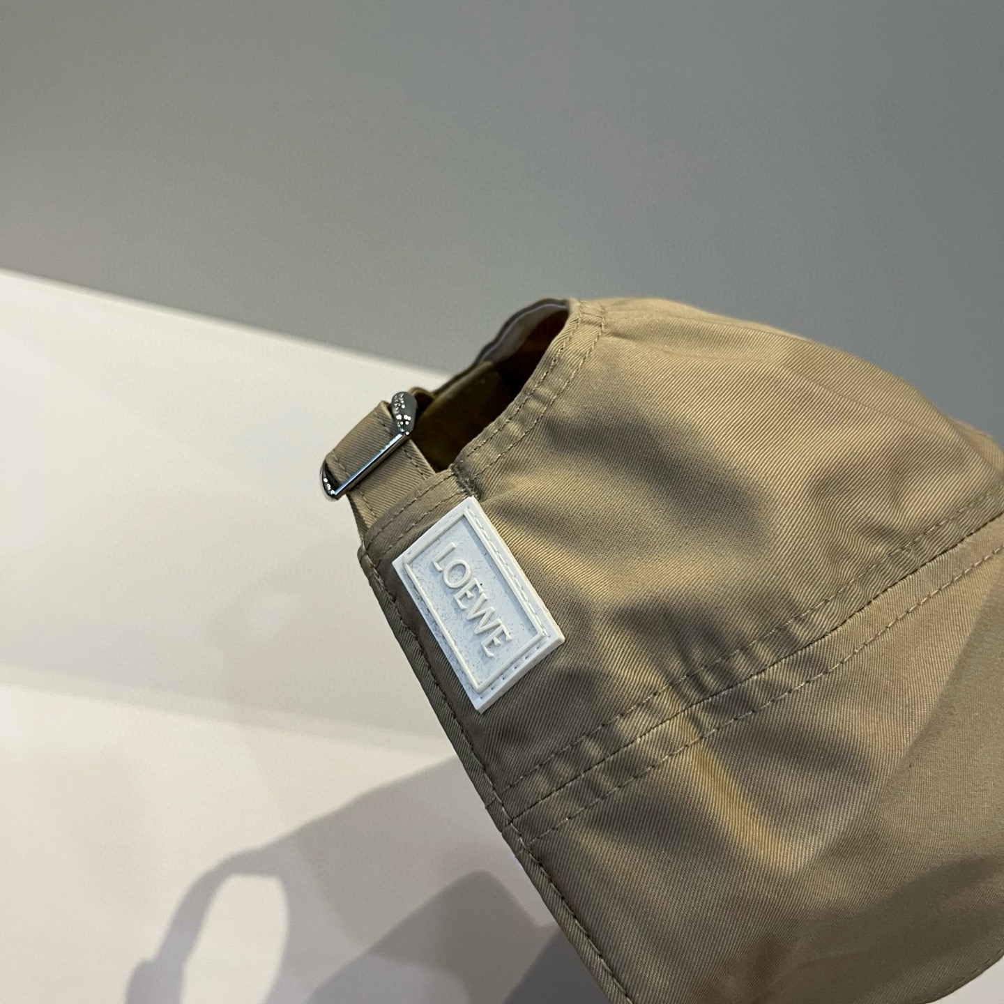 
罗意威 LOEWE新款原版原标设计，质感超好，外部线条定位标准，做工精细，简约大气低价走量！