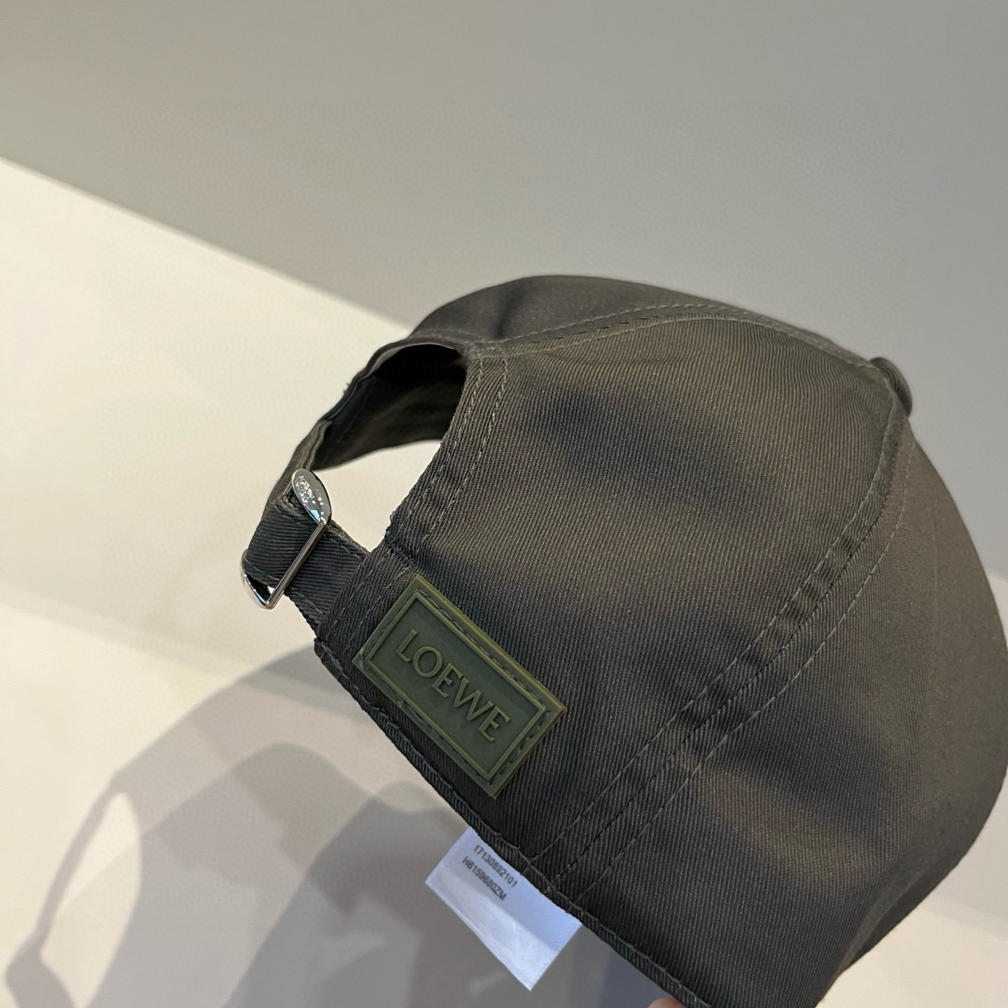 
罗意威 LOEWE新款原版原标设计，质感超好，外部线条定位标准，做工精细，简约大气低价走量！