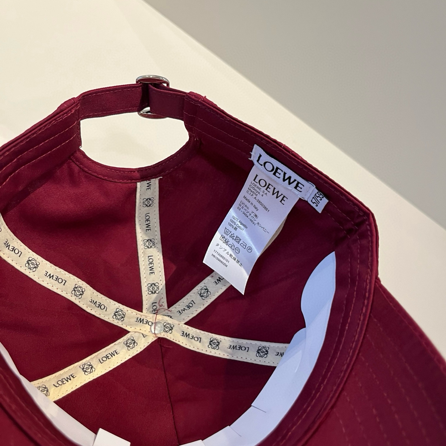 
罗意威 LOEWE新款原版原标设计，质感超好，外部线条定位标准，做工精细，简约大气低价走量！