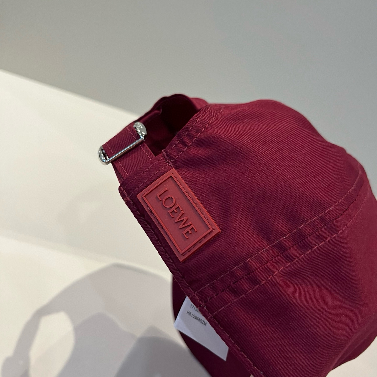 
罗意威 LOEWE新款原版原标设计，质感超好，外部线条定位标准，做工精细，简约大气低价走量！