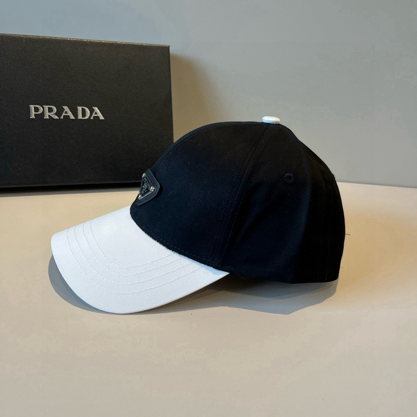 
普拉达 PRADA 新品经典棒球帽 代购版本！时尚潮流，高端做工！非一般的品质，细节看实拍哦