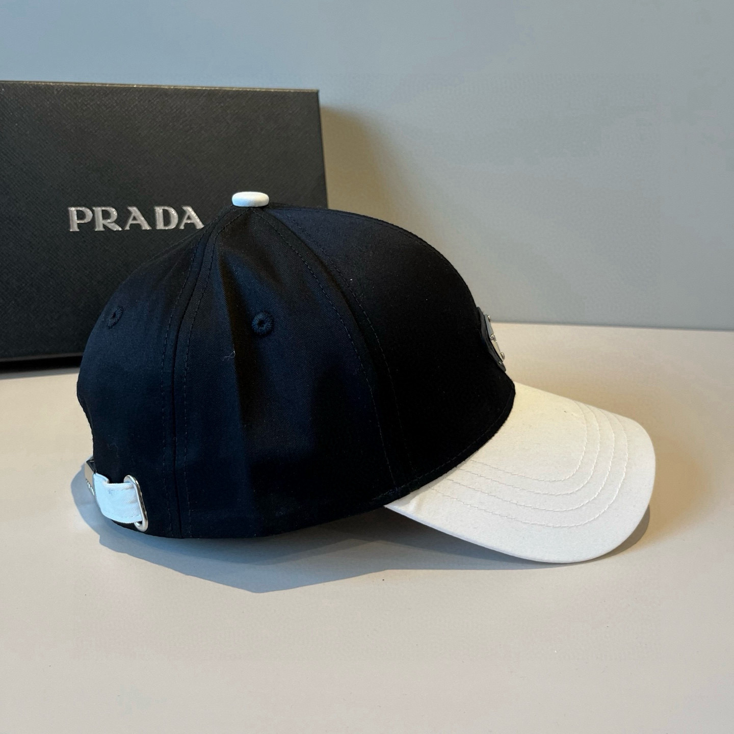 
普拉达 PRADA 新品经典棒球帽 代购版本！时尚潮流，高端做工！非一般的品质，细节看实拍哦