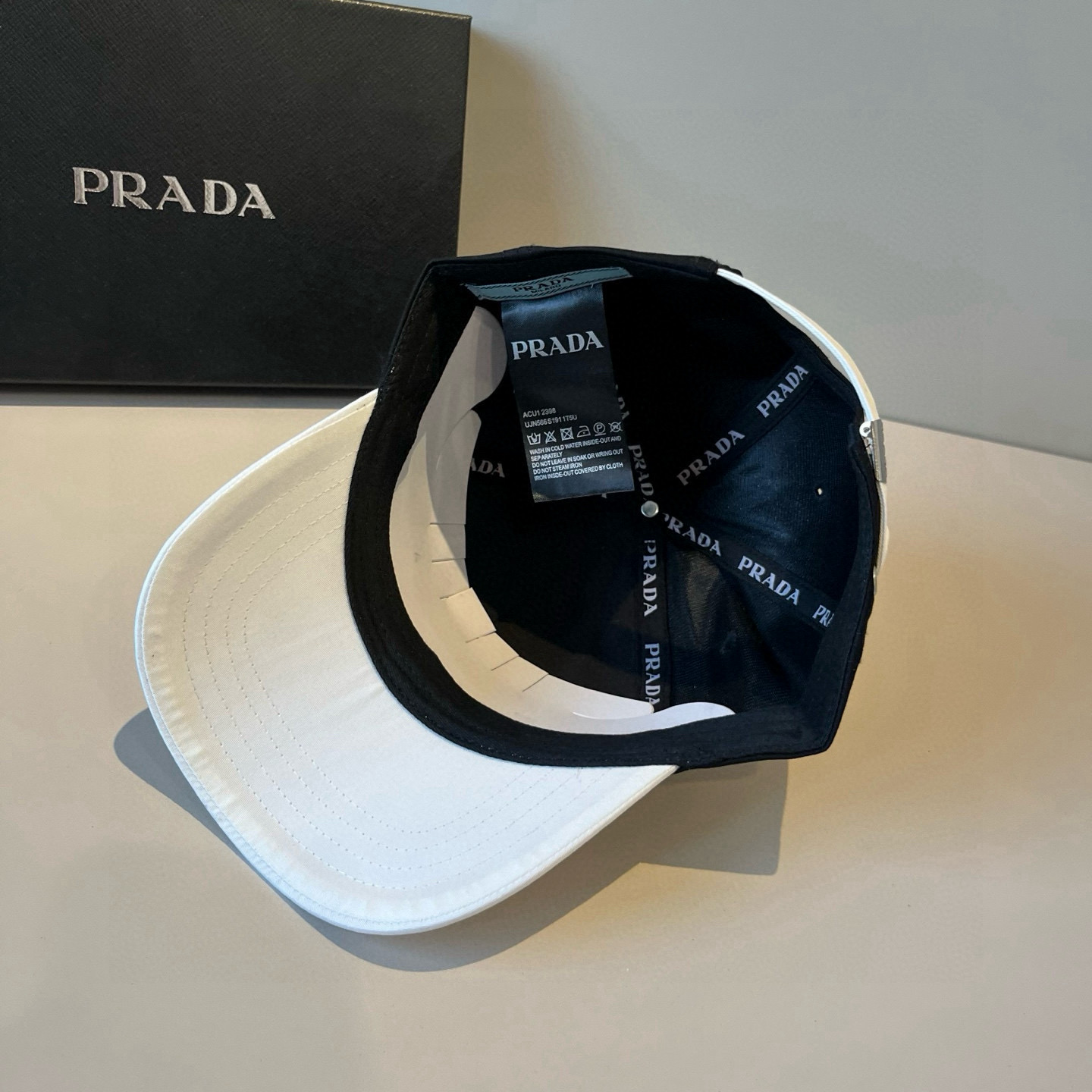 
普拉达 PRADA 新品经典棒球帽 代购版本！时尚潮流，高端做工！非一般的品质，细节看实拍哦