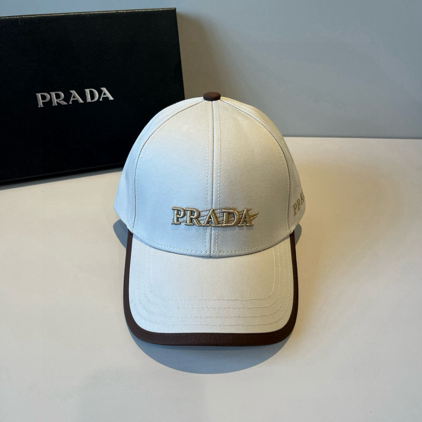 
普拉达 PRADA 新品经典棒球帽 代购版本！时尚潮流，高端做工！非一般的品质，细节看实拍哦