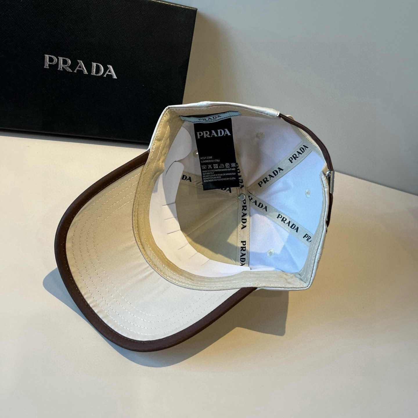 
普拉达 PRADA 新品经典棒球帽 代购版本！时尚潮流，高端做工！非一般的品质，细节看实拍哦