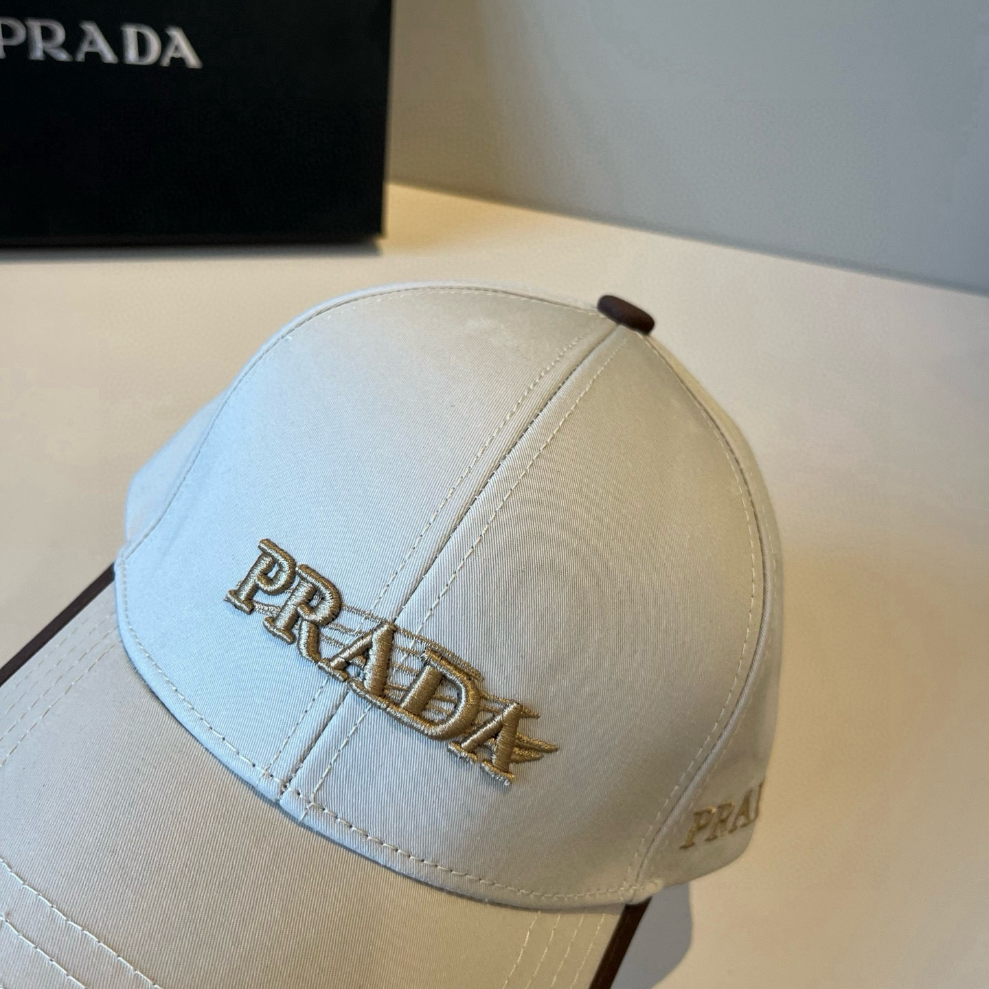 
普拉达 PRADA 新品经典棒球帽 代购版本！时尚潮流，高端做工！非一般的品质，细节看实拍哦