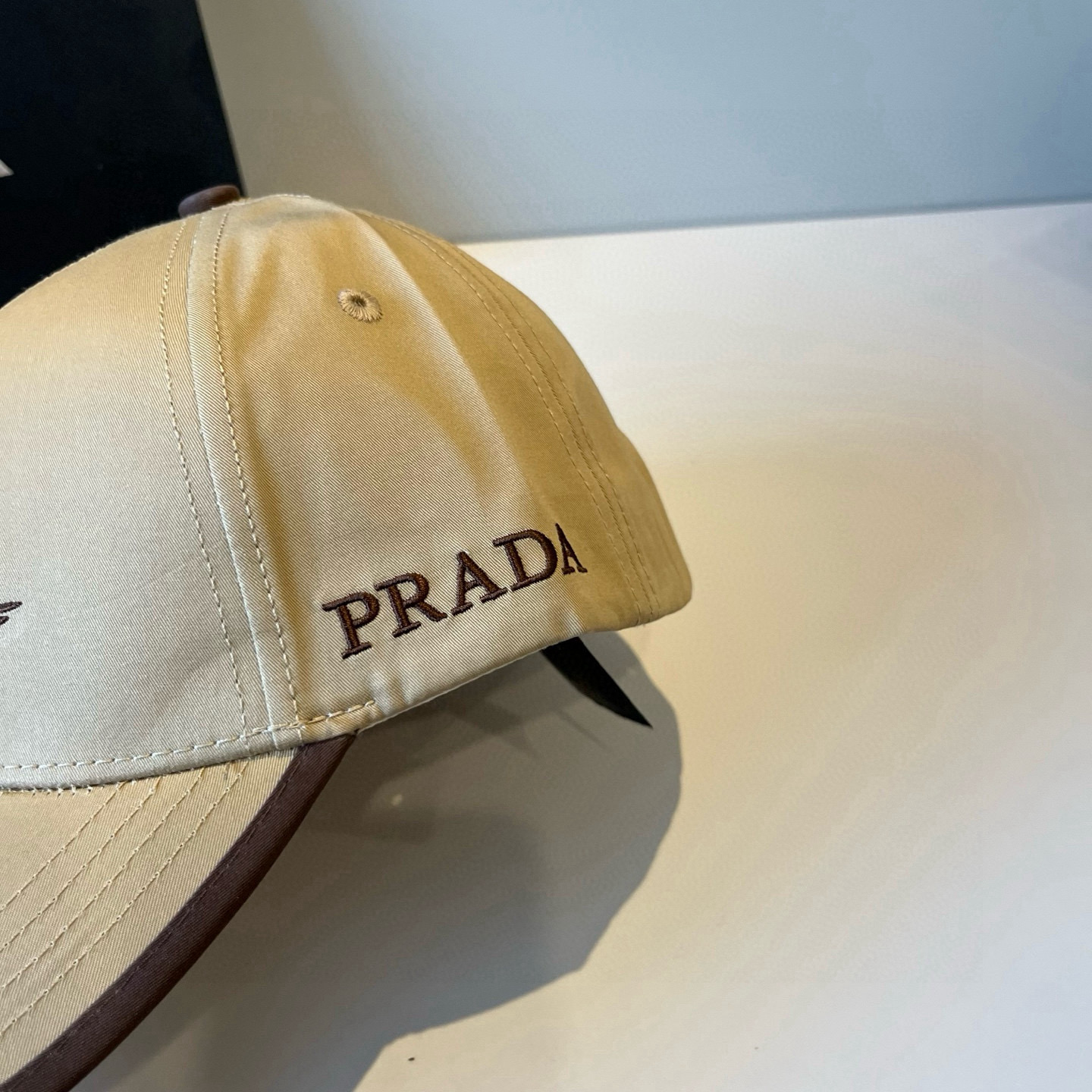 
普拉达 PRADA 新品经典棒球帽 代购版本！时尚潮流，高端做工！非一般的品质，细节看实拍哦