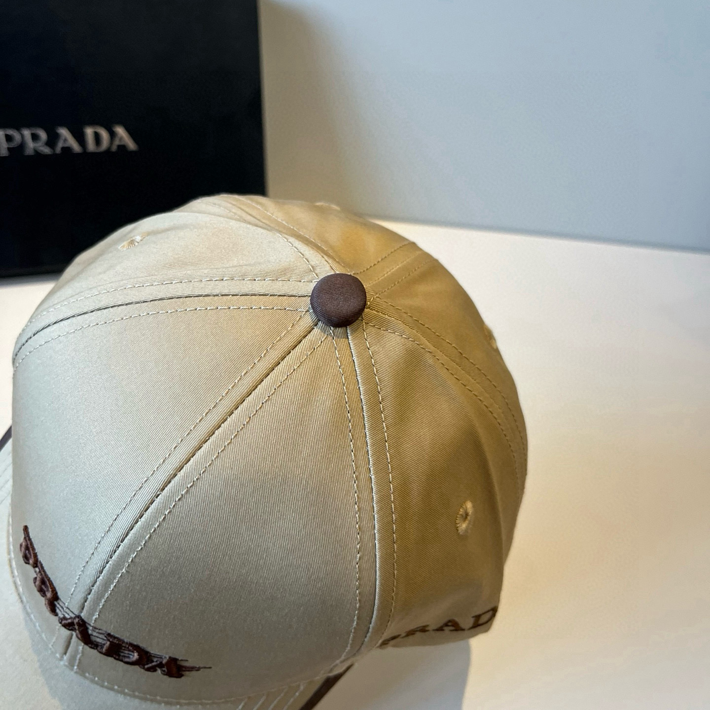 
普拉达 PRADA 新品经典棒球帽 代购版本！时尚潮流，高端做工！非一般的品质，细节看实拍哦