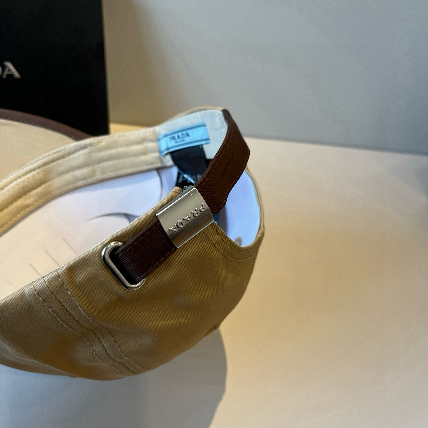 
普拉达 PRADA 新品经典棒球帽 代购版本！时尚潮流，高端做工！非一般的品质，细节看实拍哦