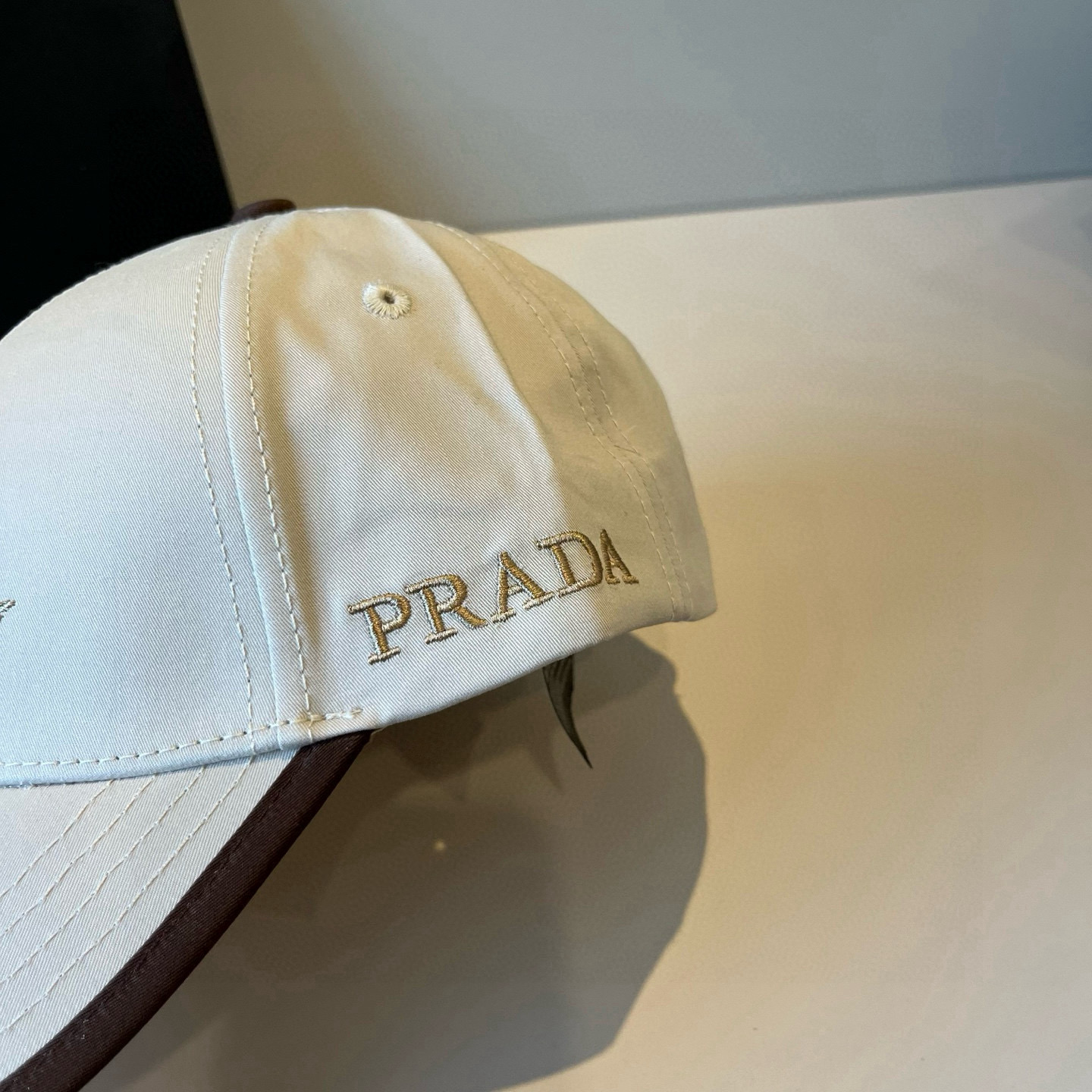 
普拉达 PRADA 新品经典棒球帽 代购版本！时尚潮流，高端做工！非一般的品质，细节看实拍哦