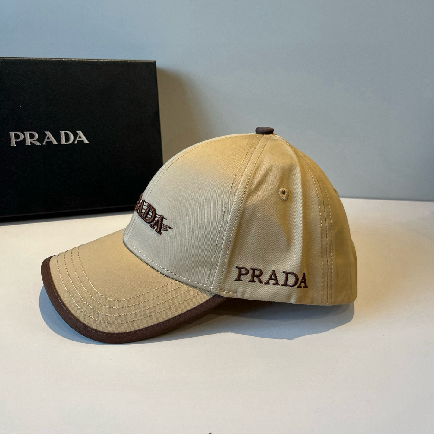 
普拉达 PRADA 新品经典棒球帽 代购版本！时尚潮流，高端做工！非一般的品质，细节看实拍哦