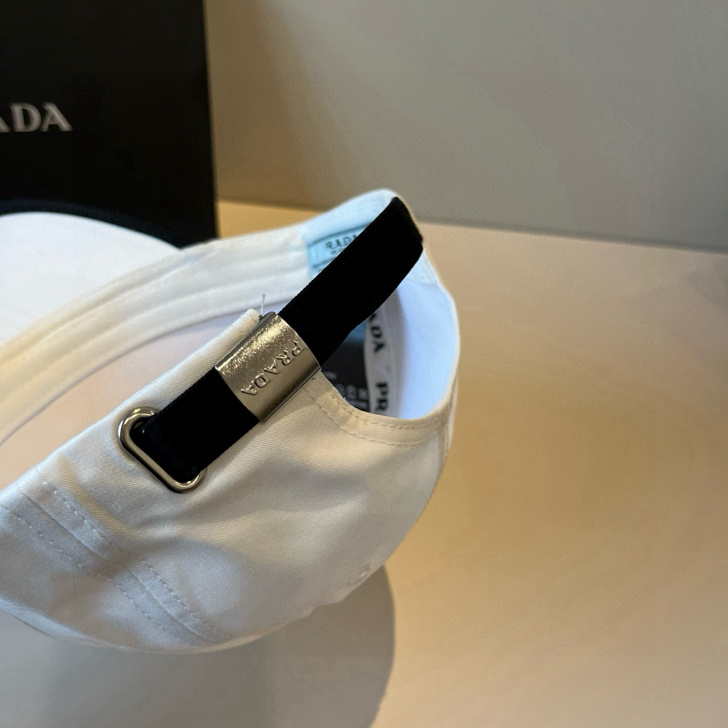 
普拉达 PRADA 新品经典棒球帽 代购版本！时尚潮流，高端做工！非一般的品质，细节看实拍哦