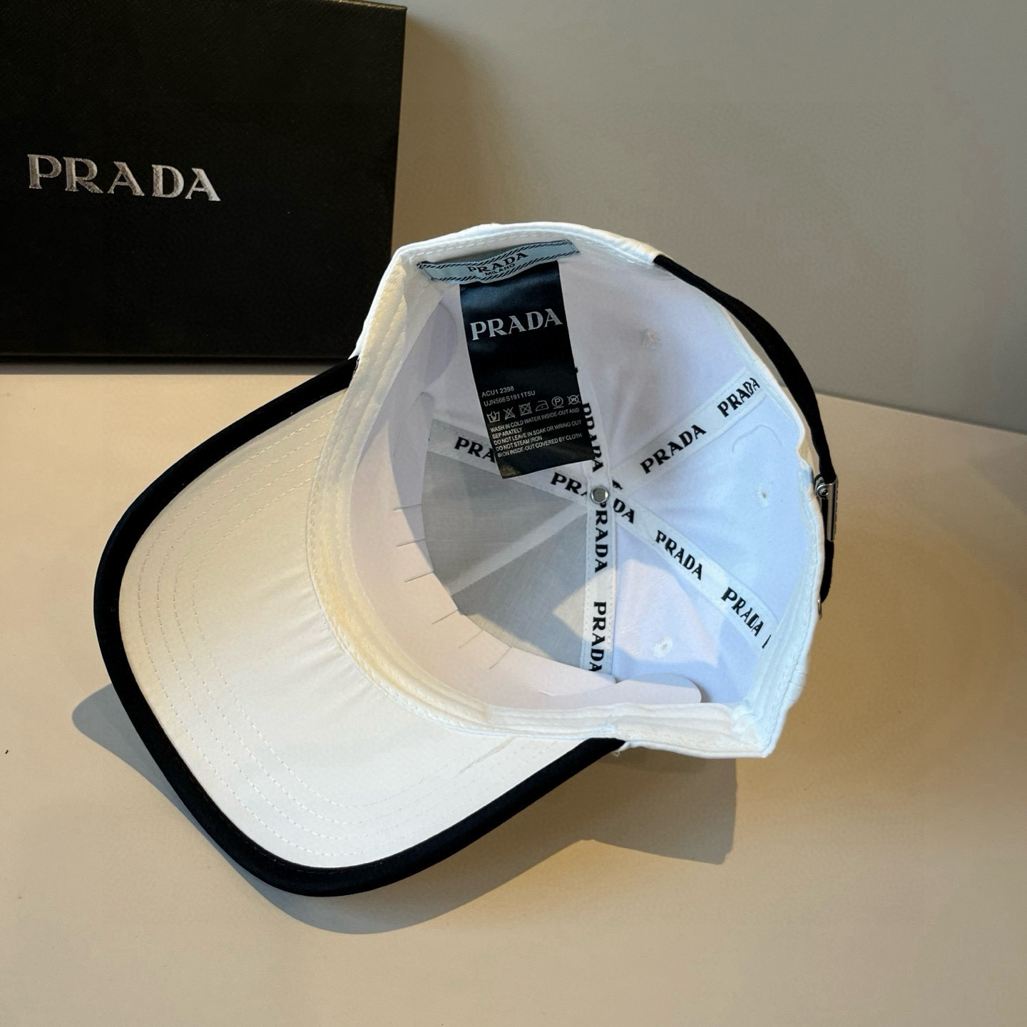 
普拉达 PRADA 新品经典棒球帽 代购版本！时尚潮流，高端做工！非一般的品质，细节看实拍哦