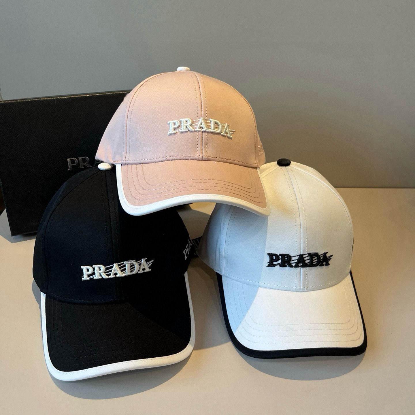 
普拉达 PRADA 新品经典棒球帽 代购版本！时尚潮流，高端做工！非一般的品质，细节看实拍哦
